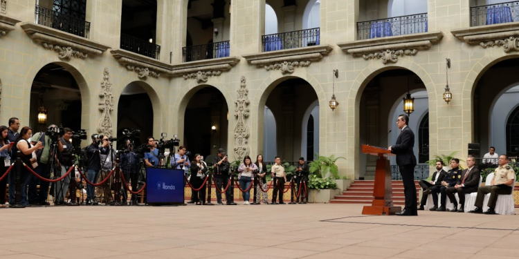 El ministro de Finanzas Públicas, Jonathan Menkos