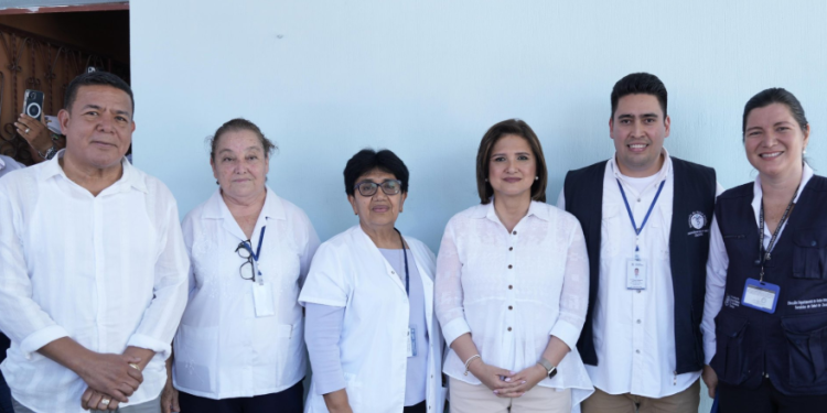 Vicepresidenta Karin Herrera supervisó acciones que brinda el Centro de Salud en Estanzuela, Zacapa. / Foto: Vicepresidencia de la República.