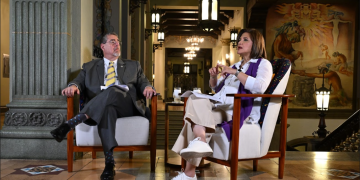 Presidente Arévalo y vicepresidenta Herrera dialogan sobre acciones a favor de las mujeres. / Foto: Byron de la Cruz.
