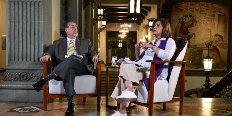 Presidente Arévalo y vicepresidenta Herrera dialogan sobre acciones a favor de las mujeres. / Foto: Byron de la Cruz.