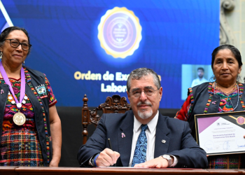 Presidente sancionó la ley que beneficia a las comadronas con un estipendio de 400 quetzales. /Foto: Ávaro Interiano