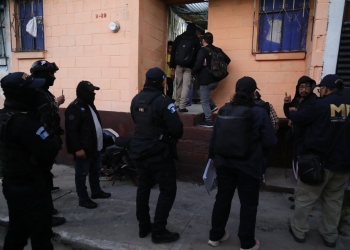 Durante los operativos, los agentes inspeccionaron viviendas con el objetivo de recopilar pruebas que contribuyan al esclarecimiento del crimen. / Foto: Mingob