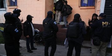 Durante los operativos, los agentes inspeccionaron viviendas con el objetivo de recopilar pruebas que contribuyan al esclarecimiento del crimen. / Foto: Mingob