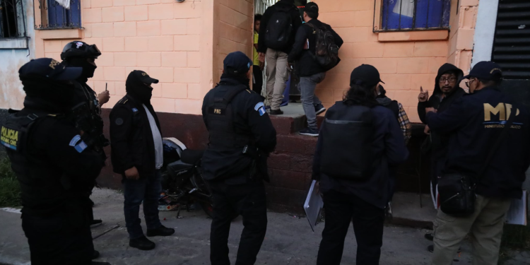 Durante los operativos, los agentes inspeccionaron viviendas con el objetivo de recopilar pruebas que contribuyan al esclarecimiento del crimen. / Foto: Mingob