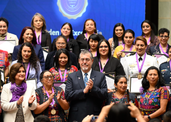 Entregan galardón de Orden de Excelencia Laboral a mujeres guatemaltecas