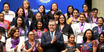 Entregan galardón de Orden de Excelencia Laboral a mujeres guatemaltecas