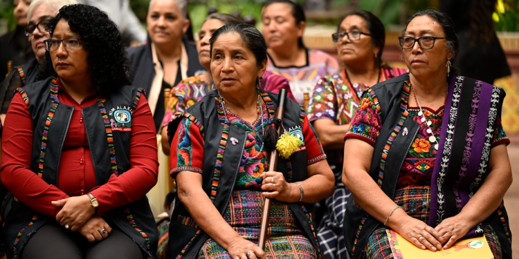 Gobierno dignifica la labor de 23 mil comadronas de Guatemala. / Foto: Álvaro Interiano