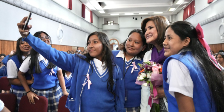 Vicepresidenta Karin Herrera participó en conversatorio con alumnas del Instituto Normal Central para Señoritas Belén. / Foto: Vicepresidencia de la República.