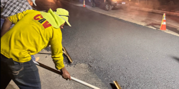 Trabajos de asfaltado en marcha. / Foto: CIV