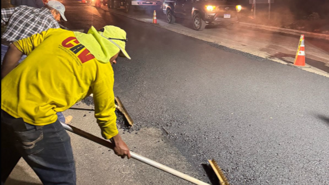 Trabajos de asfaltado en marcha. / Foto: CIV