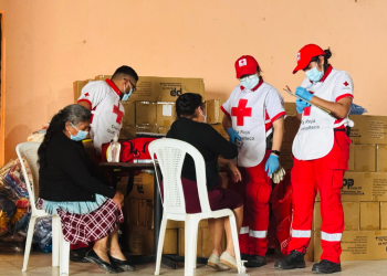 Cruz Roja brinda atención a afectados por actividad del volcán de Fuego./Foto: Cruz Roja Guatemlateca.