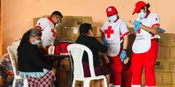 Cruz Roja brinda atención a afectados por actividad del volcán de Fuego./Foto: Cruz Roja Guatemlateca.