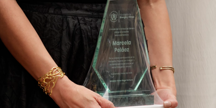 Mujeres galardonadas expresan sus impresiones a tal reconocimiento. /Foto: Daniel Ordóñez.