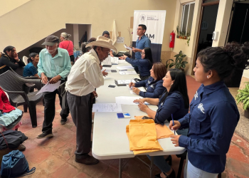 Adultos de la tercera edad en Jalapa son notificados de su integración al Programa del Adulto Mayor. /Foto: Mintrab.