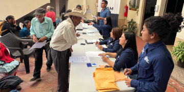Adultos de la tercera edad en Jalapa son notificados de su integración al Programa del Adulto Mayor. /Foto: Mintrab.