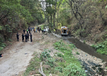Hospital de Chimaltenango atienda a heridos de accidente en ruta a Santo Domingo Xenacoj. (Foto: ASONBOMD)