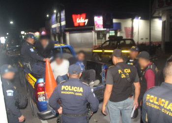 Captura de tres presuntos sicarios vinculados a la pandilla Barrio 18. / Foto: PNC