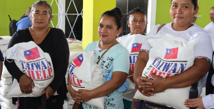 Familias jutiapanecas fueron beneficiadas con insumos entregados por Fodes. /Foto: Mides.