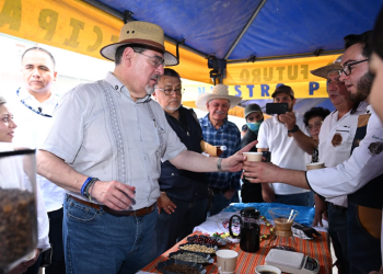 Presidente Bernardo Arévalo participa en la feria del caficultor de Olopa