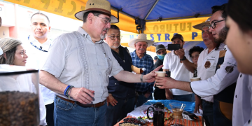 Presidente Bernardo Arévalo participa en la feria del caficultor de Olopa