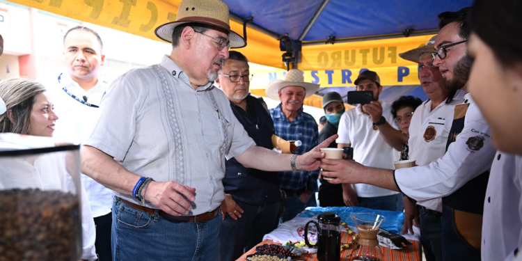 Presidente Bernardo Arévalo participa en la feria del caficultor de Olopa
