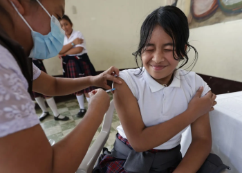 Salud desarrolla jornada de desparasitación y vacunación en la Escuela Oficial Tipo Federación José de San Martín, zona 1 de Mixco. (Foto: MSPAS)