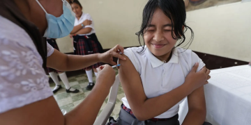 Salud desarrolla jornada de desparasitación y vacunación en la Escuela Oficial Tipo Federación José de San Martín, zona 1 de Mixco. (Foto: MSPAS)