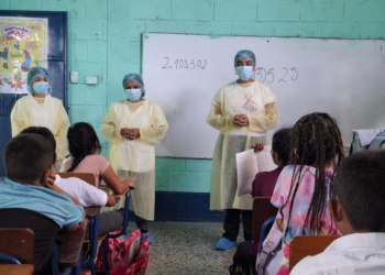 Personal de salud lleva a cabo jornadas de desparasitación en Santa Rosa. /MSPAS.