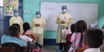 Personal de salud lleva a cabo jornadas de desparasitación en Santa Rosa. /MSPAS.