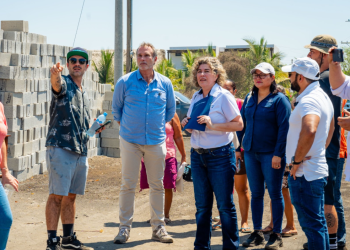 Visita de autoridades a playa El Paredón luego de incendio forestal. /Foto: Inguat.