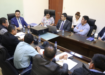 CIV y autoridades de Alta Verapaz se reúnen para dialogar sobre los trabajos de recuperación vial. /Foto: CIV.