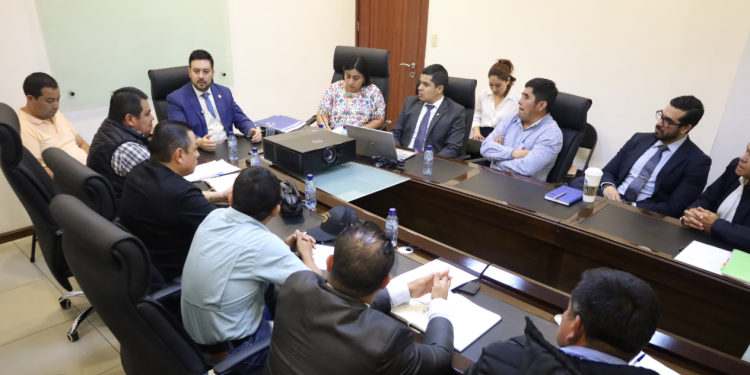 CIV y autoridades de Alta Verapaz se reúnen para dialogar sobre los trabajos de recuperación vial. /Foto: CIV.