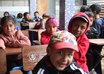 Fodes entrega mobiliario en escuela de Momostenango. /Foto: Mides.