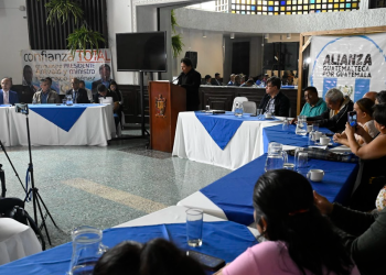 Unidad Nacional por las Víctimas de Tránsito junto a la Alianza Guatemalteca por Guatemala apoyan el Seguro obligatorio. (Foto: Álvaro Interiano)