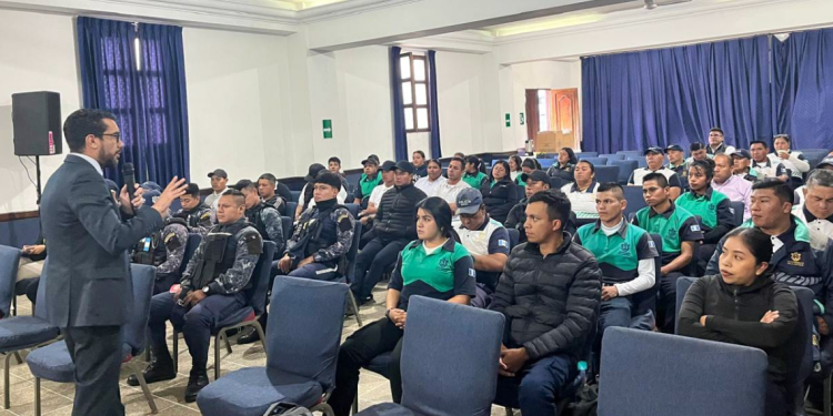 Para prevenir delitos VET en Antigua Guatemala, SVET capacita a autoridades del lugar. /Foto: SVET.