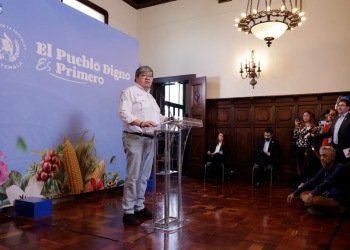 Ministro de Gobernación participa en conferencia de prensa sobre la ley de seguro obligatorio. /Foto: Daniel Ordóñez.