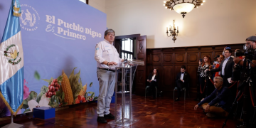 Ministro de Gobernación participa en conferencia de prensa sobre la ley de seguro obligatorio. /Foto: Daniel Ordóñez.