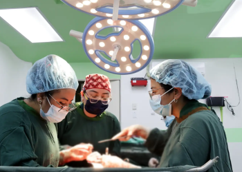 Hospital Departamental de Totonicapán realizó con éxito una cirugía para retira un tumor uterino. (Foto: MSPAS)