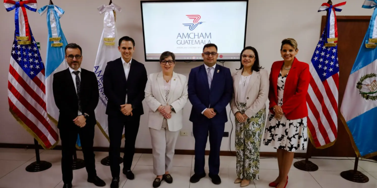 Viceministro de Transporte partició en un conversatorio sobre infraestructura estratégica para la inversión extranjera. /Foto: CIV.