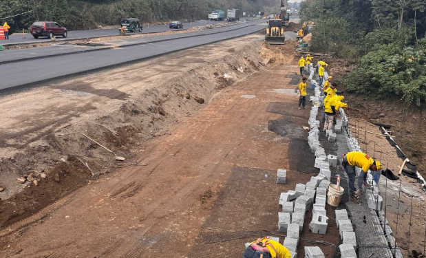 CIV realiza los últimos trabajos en el km 44 de la autopista de Palín-Escuintla. /Foto: DGC.