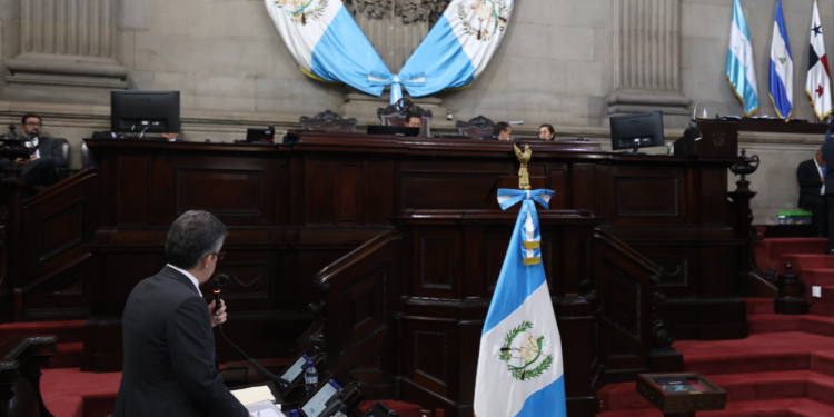 Con la presencia de 88 diputados en el hemiciclo, el Legislativo reanudó la interpelación promovida por el congresista Bequer Chocooj, del partido Cabal. / Foto: Congreso de la República.