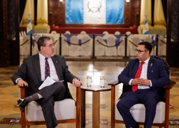 Presidente Arévalo junto al viceministro Suriano en diálogo con TikTok sobre el seguro para terceros y carreteras. / Foto: Daniel Ordóñez.