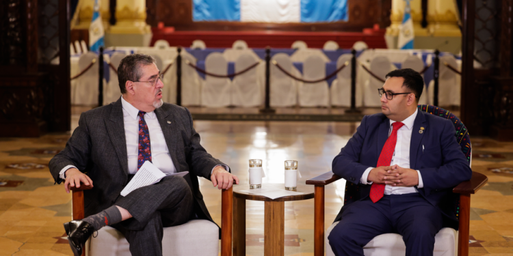 Presidente Arévalo junto al viceministro Suriano en diálogo con TikTok sobre el seguro para terceros y carreteras. / Foto: Daniel Ordóñez.