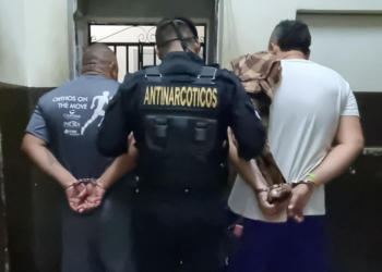 Colombiano y guatemalteco fueron capturados con paquetes de Marihuana. (Foto: PNC)