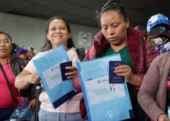 40 guatemaltecos viajan a España por el Programa de Trabajo Temporal en el Extranjero. (Foto: Mintrab)
