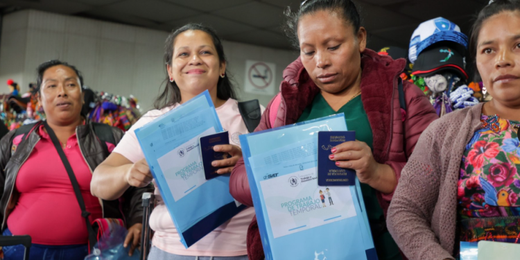 40 guatemaltecos viajan a España por el Programa de Trabajo Temporal en el Extranjero. (Foto: Mintrab)