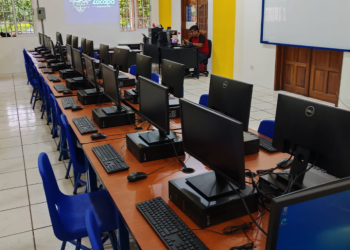 Mides equipa laboratorios de computación en Zacapa para fortalecer la educación tecnológica. (Foto: Mides)