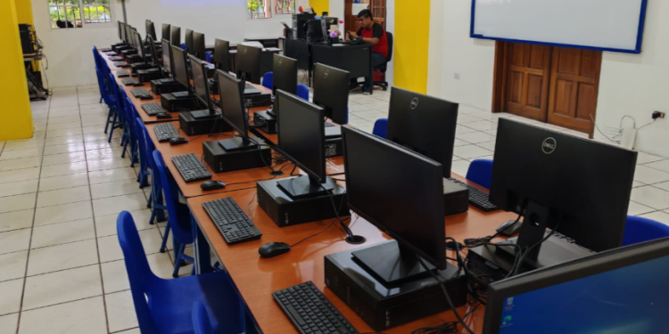 Mides equipa laboratorios de computación en Zacapa para fortalecer la educación tecnológica. (Foto: Mides)