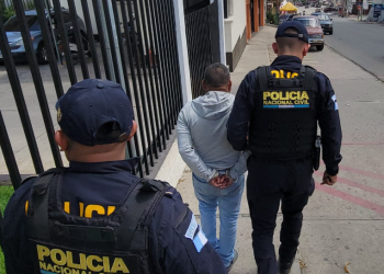 La Policía Nacional Civil capturó a un presunto coyote que trasladaba a un grupo de migrantes haitianos. (Foto: PNC)