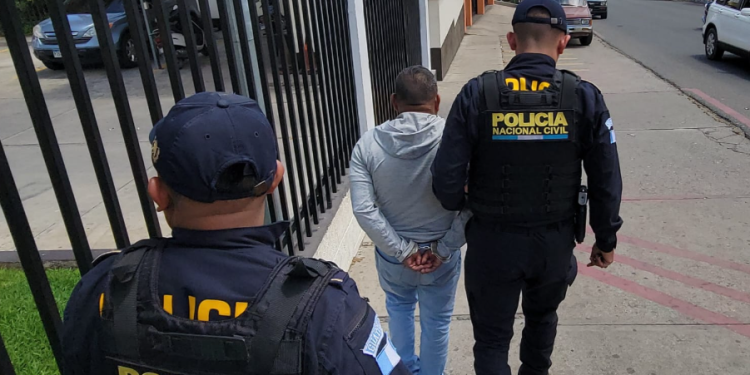 La Policía Nacional Civil capturó a un presunto coyote que trasladaba a un grupo de migrantes haitianos. (Foto: PNC)